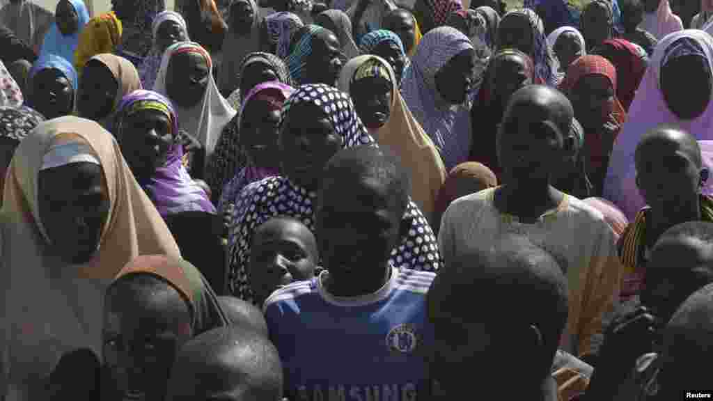 Iyayen da ‘yan uwan ‘yan matan da aka sace suna maida jawabi a taron da suka yi da gwamna jihar Borno, a Chibok, jihar Borno, 22 Afrilu 2014.