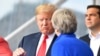Predsednik Tramp razgovara sa britanskom premijerkom Terezom Mej na NATO samitu 11. jula 2018. 