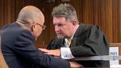 Manuel Chang e advogado em tribunal em Joanesburgo a 31 de janeiro de 2019