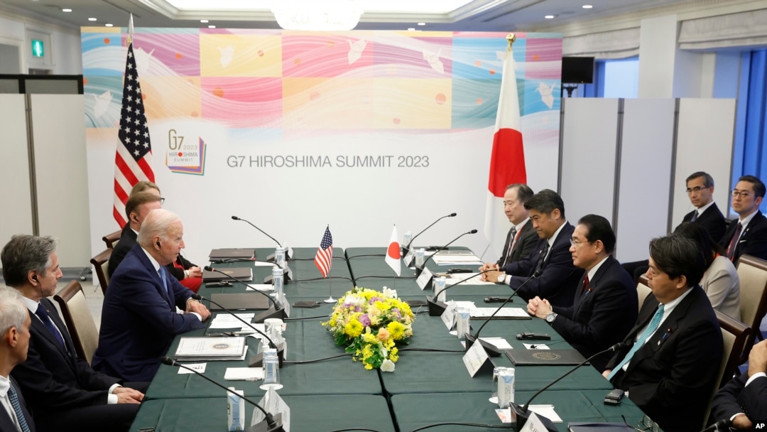 El presidente de EEUU, Joe Biden, sostiene converaciones bilaterales con ell primer ministro japonés, Fumio Kishida, en Hiroshima Japón, el 18 de mayo de 2023.
