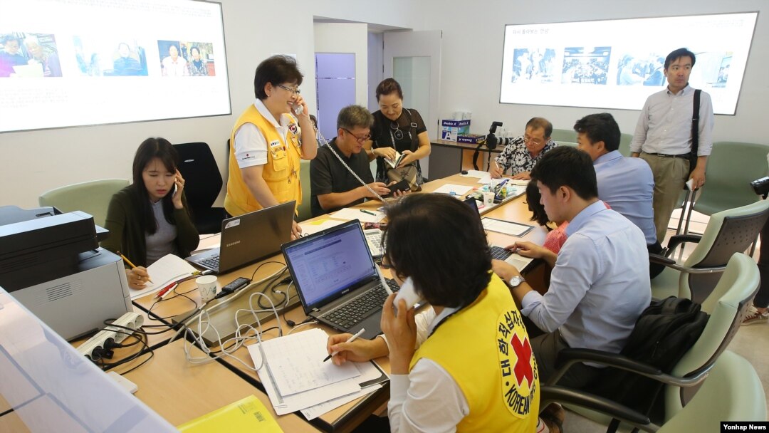 8일 서울 대한적십자사 이산가족찾기 신청소에서 관계자들이 분주히 업무를 보고 있다.