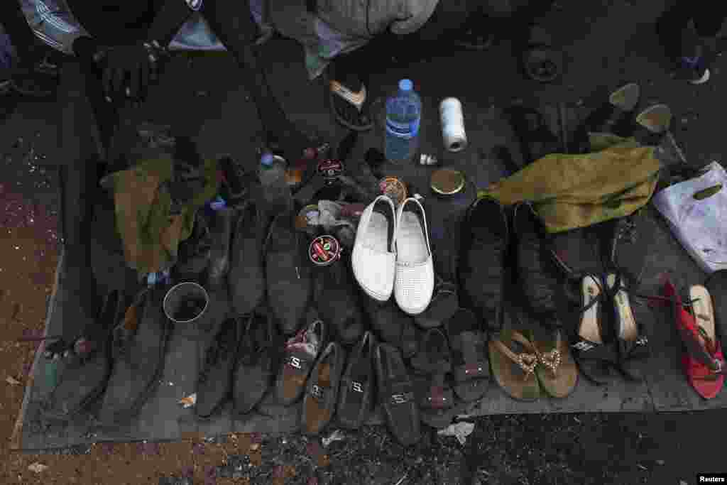 Shoes belonging to South Sudanese people displaced by the fighting wait to be cleaned in a camp for displaced persons in the UNMISS compound in Tongping, Juba, South Sudan, Feb. 19, 2014. 