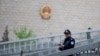 資料照：一名警察在北京審理維權律師許志永案的中國最高人民法院外巡邏。 （2014年4月11日）