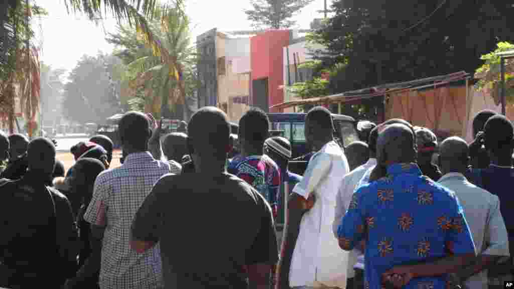 Mutane su na gudu daga hotel din Radisson Blu Hotel na Bamako, Mali, Jumma'a, Nov. 20, 2015.
