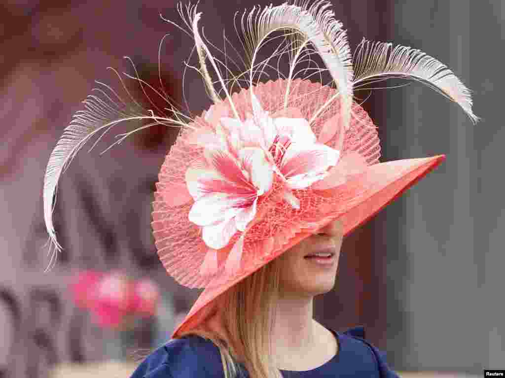 A woman wears a derby hat during the 145th running of the Kentucky Oaks at Churchill Downs, Louisville, KY. (Mark Zerof-USA TODAY Sports)