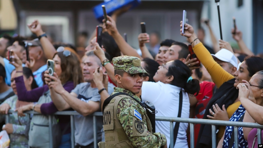 Simpatizantes esperan al presidente de El Salvador, Nayib Bukele, afuera del Teatro Nacional donde recibió la credencial del Tribunal Supremo Electoral que certifica su reelección en San Salvador, El Salvador, el jueves 29 de febrero de 2024. (Foto AP/Salvador Meléndez)