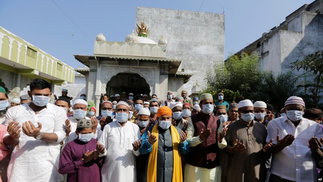 Waislam India wavaa vitambaa kufunika pua na midomo wakati wa sala ya Ijumaa kujilinda na kirusi corona msikitini huko Ahmadabad, India, Jan. 31, 2020. 