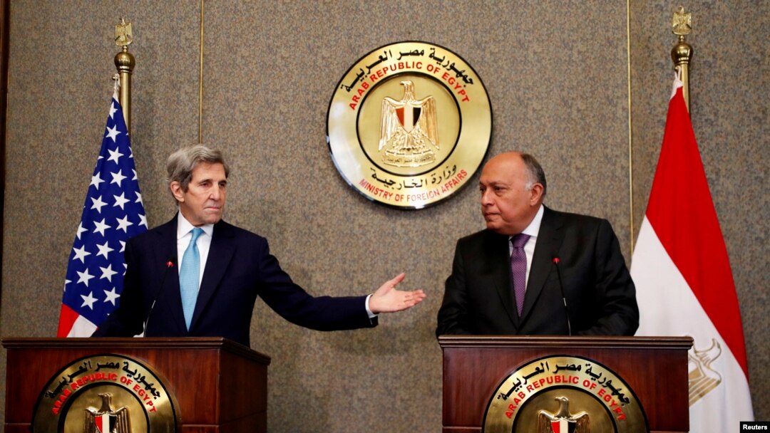 El enviado presidencial especial de EE. UU. para el clima, John Kerry, participa en una conferencia de prensa con el ministro de Relaciones Exteriores de Egipto, Sameh Shoukry, en El Cairo, el lunes 21 de febrero de 2022.