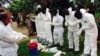 利比里亞，塞拉利昂等地區志願者在村落正預備處理因伊波拉死亡屍體。(8月2日資料照片)