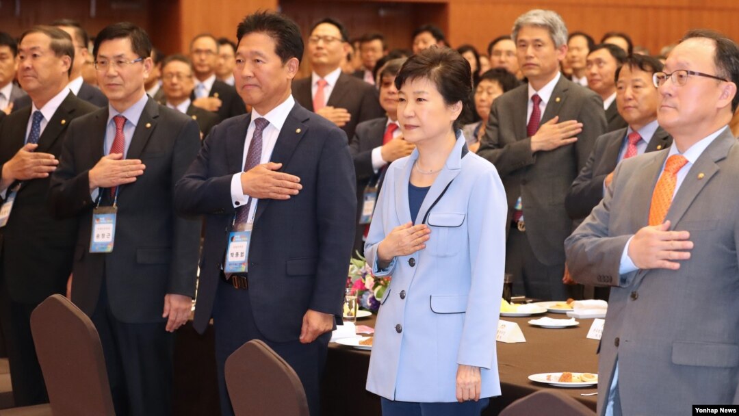 박근혜 한국 대통령이 13일 청와대에서 열린 민주평통 해외자문위원과의 통일대화에서 참석자들과 함께 국기에 대한 경례를 하고 있다.