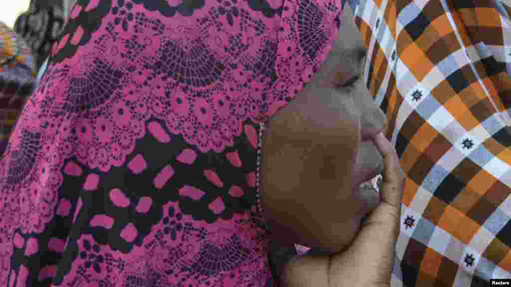 Iyayen da ‘yan uwan ‘yan matan da aka sace suna maida jawabi a taron da suka yi da gwamna jihar Borno, a Chibok, jihar Borno, 22 Afrilu 2014.
