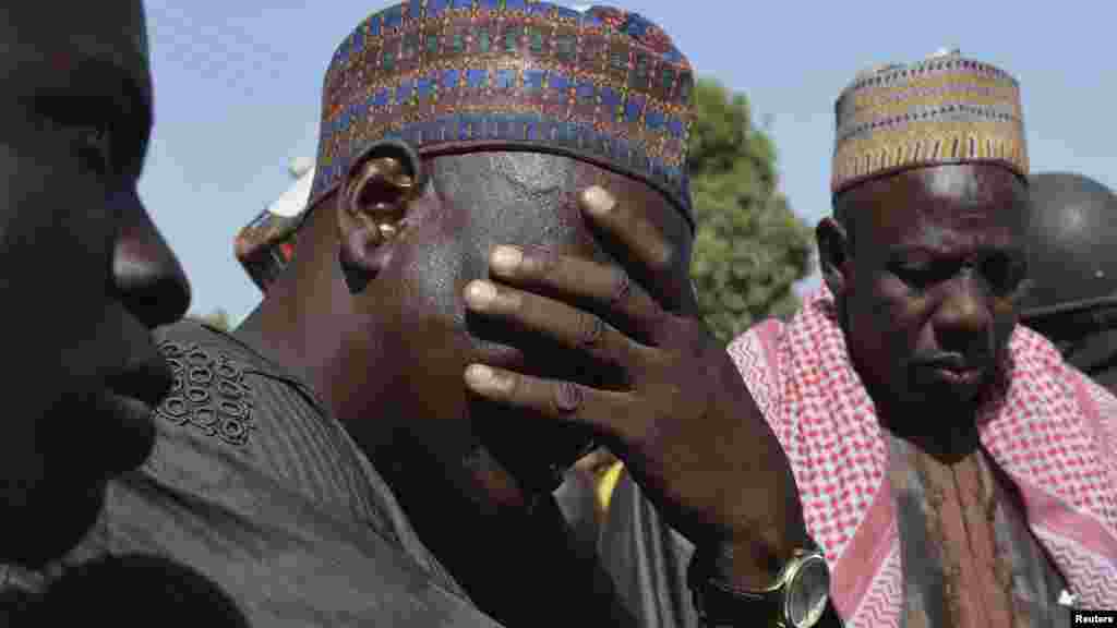 Iyayen da ‘yan uwan ‘yan matan da aka sace suna maida jawabi a taron da suka yi da gwamna jihar Borno, a Chibok, jihar Borno, 22 Afrilu 2014.