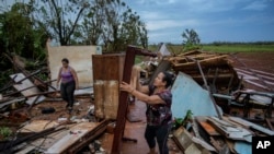 ARCHIVO - Varias personas recuperan pertenencias de su casa, destruida por el huracán Rafael, en Alquizar, Cuba, el 7 de noviembre de 2024. 