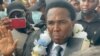 Venâncio Mondlane ergue uma bíblia e faz juramento simbólico como "Presidente eleito pelo povo", Maputo, Moçambique, 9 janeiro 2025