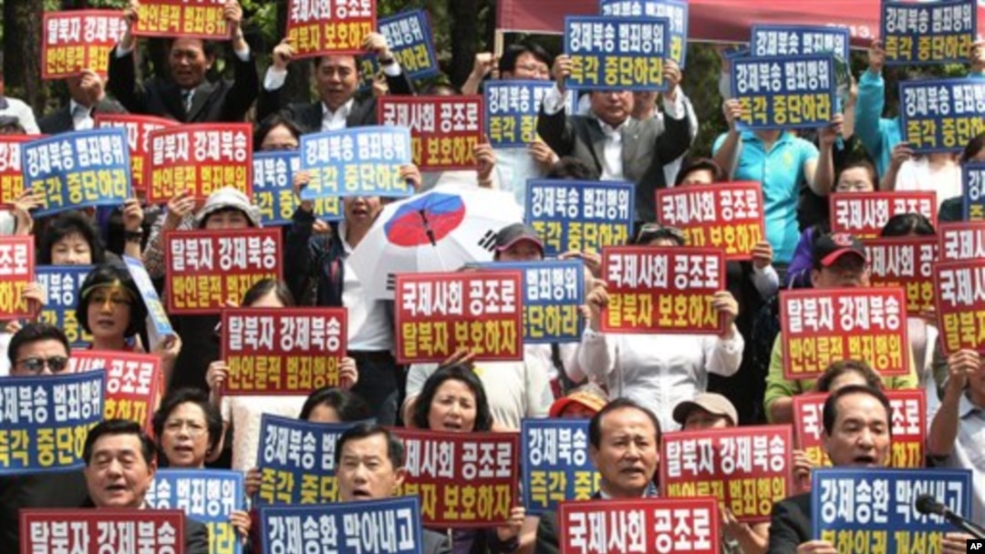 지난 6월 서울에서 탈북자 강제 북송 중단과 국제사회의 탈북자 보호를 촉구하는 집회가 열렸다. (자료사진)