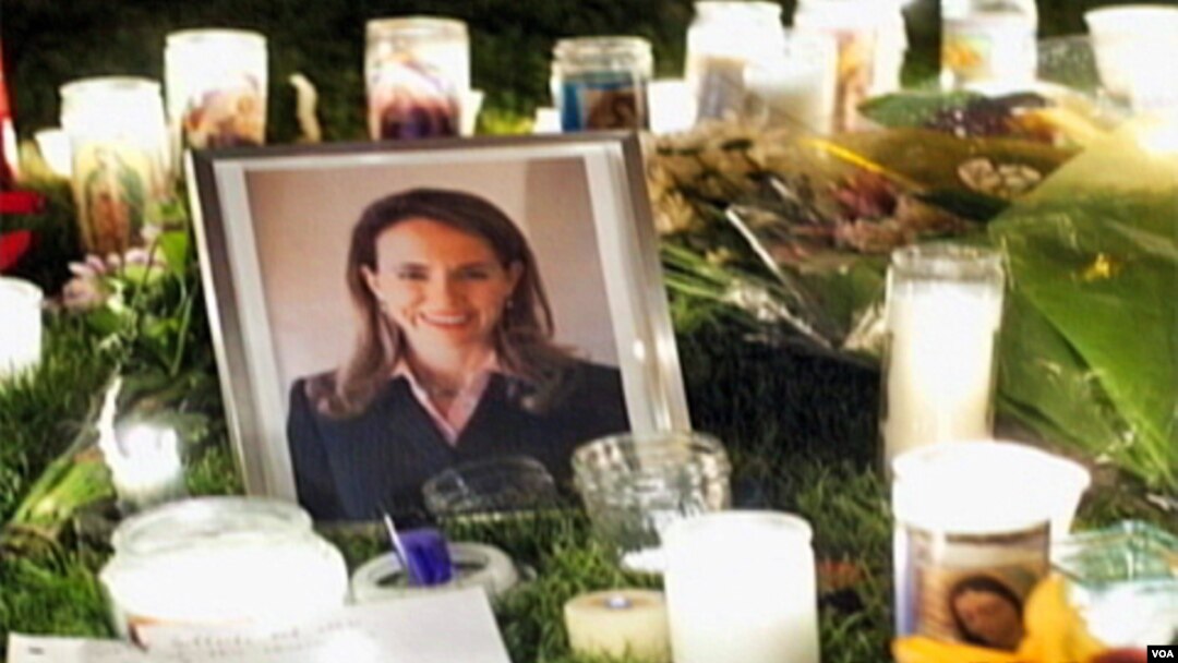 Miles de personas dejan velas encendidas, cartas y oraciones frente al hospital pidiendo por la recuperación de la congresista Gabrielle Giffords.