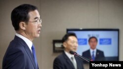지난 17일 조명균 한국 통일부 장관이 정부서울청사에서 문재인 대통령의 '베를린 구상' 후속 조치에 관한 브리핑을 하고 있다. 조 장관은 이날 "남북이 마주 앉는다면 상호 관심사에 대해 허심탄회하게 논의할 수 있을 것"이라며 "북측의 긍정적인 호응을 기대한다"고 밝혔다.