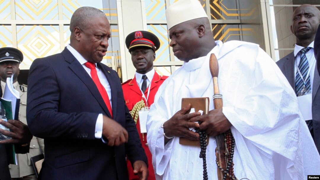 Presidente John Dramani Mahama do Gana (à esquerda) falando como o seu homólogo da Gâmbia Yahya Jammeh (à direita) Fev. 27, 2013.