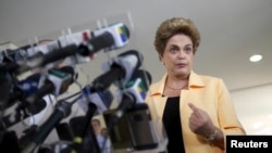 La presidenta brasileña, Dilma Rousseff, niega que haya incurrido en una conducta delictiva.