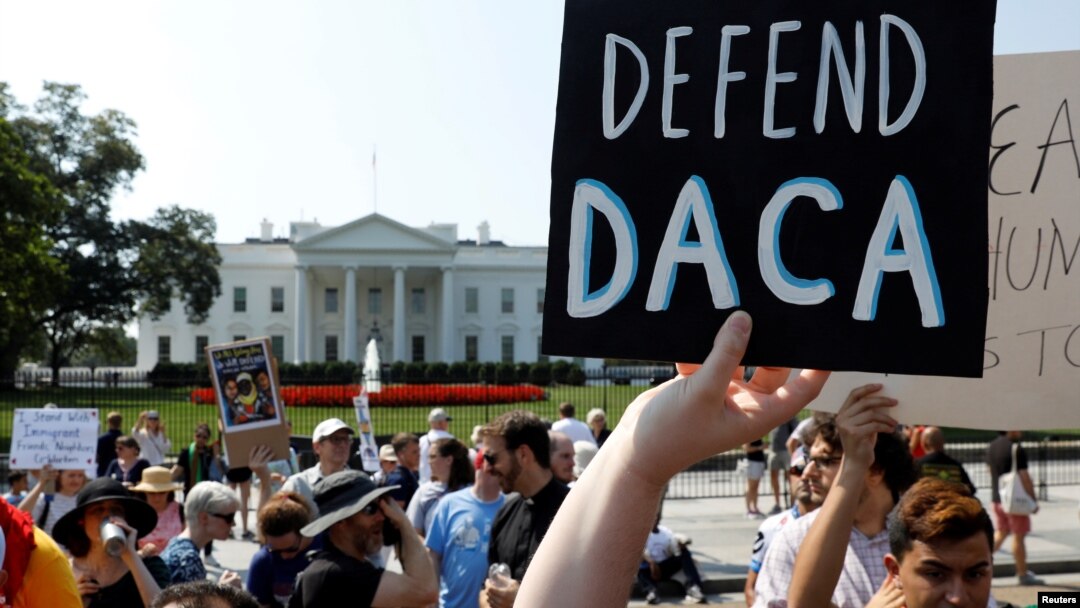 Soñadores y defensores del DACA durante una protesta frente a la Casa Blanca el 5 de septiembre, fecha en que se anunció la derogación del programa.