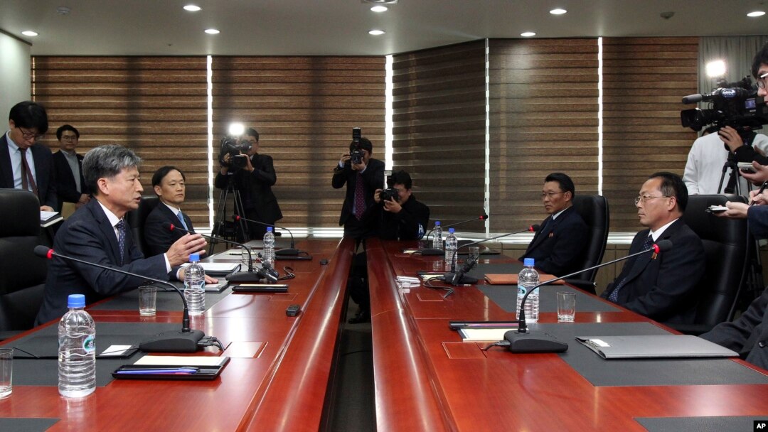 Hwang Boogi, left, South Korea's vice minister of unification and the head negotiator for high-level talks with North Korea, talks as his North Korean counterpart Jon Jong Su, right, listens during their meeting, Dec. 11, 2015.