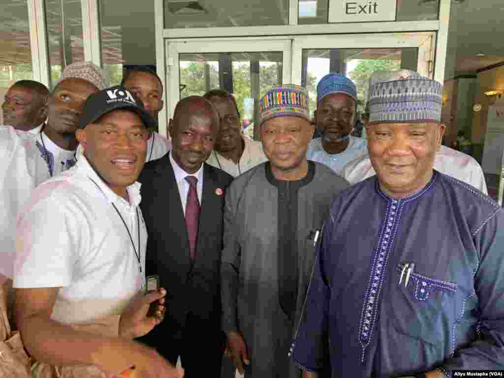 Hotunan taro na musamman da Muryar Amurka ta shirya a Abuja, babban editan shashen Hausa Aliyu Mustapha tare abokan hulda daga Nijar da kuma Ghana.