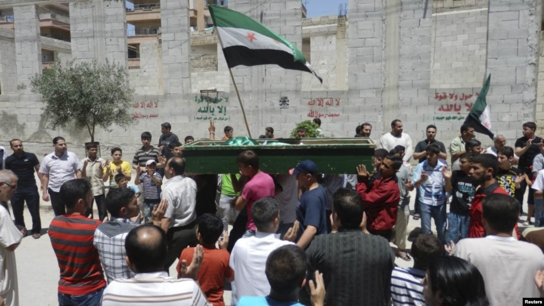 Anti-government protesters carry the body of Yaser Raqieh, whom protesters say was killed by forces loyal to Syria's President Bashar al-Assad, near Hama June 5, 2012. 