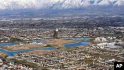 ARCHIVO - Hogares en un suburbio de Salt Lake City, el 13 de abril de 2019. (AP Foto/Rick Bowmer)