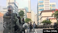 香港星期六（8月24日）衝突爆發前，警方與抗議者各自蓄勢待發 (美國之音記者黎 堡拍攝)
