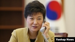 박근혜 한국 대통령이 지난 3월 청와대 집무실에서 시진핑 중국 공산당 총서기 겸 국가주석과 통화하고 있다. 청와대 제공.