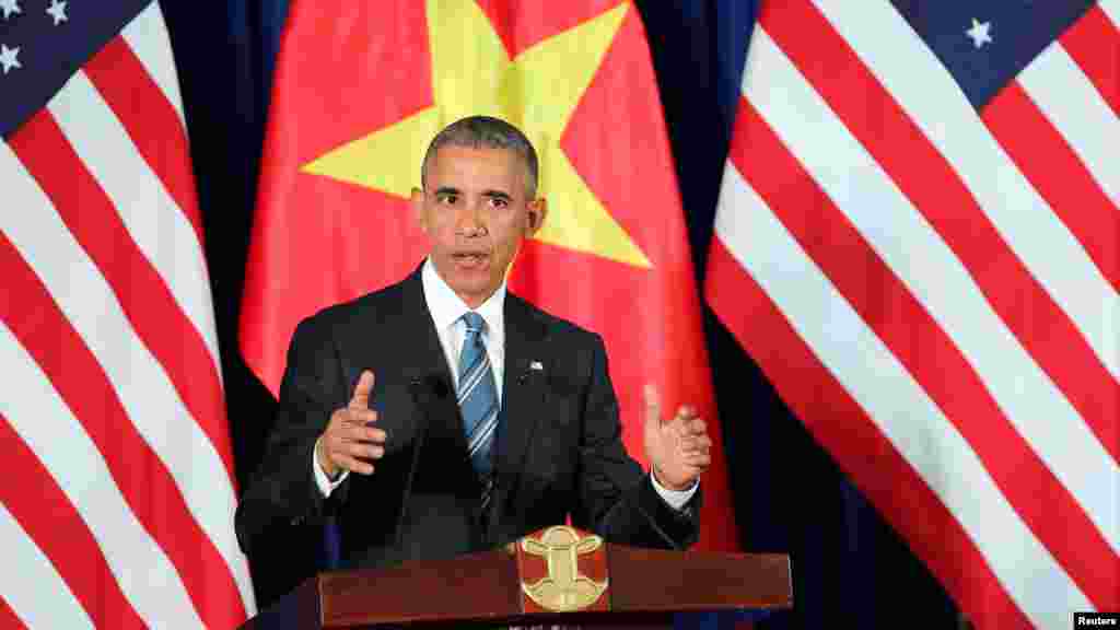 Shugaban Amurka Barak Obama yayiwa manema labarai jawabi a Hanoi. 