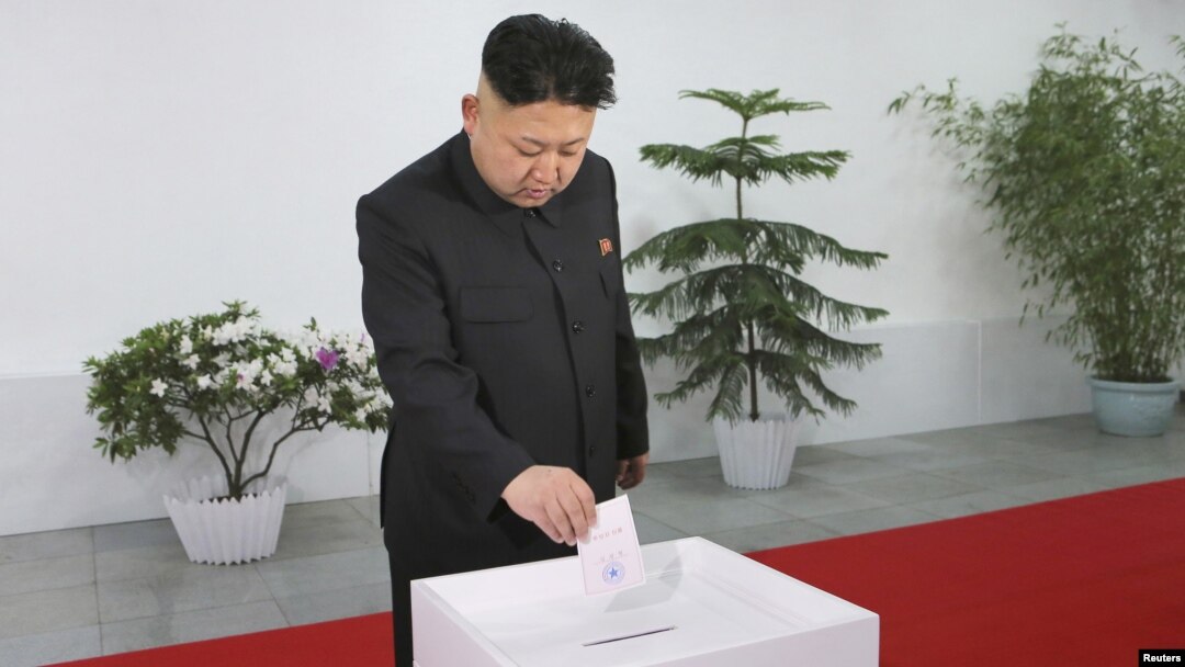 북한 조선중앙통신은 김정은 국방위 제1위원장이 9일 평양 김일성정치대학교에 설치된 최고인민회의 대의원 선거 투표소에서 투표했다고 전했다.