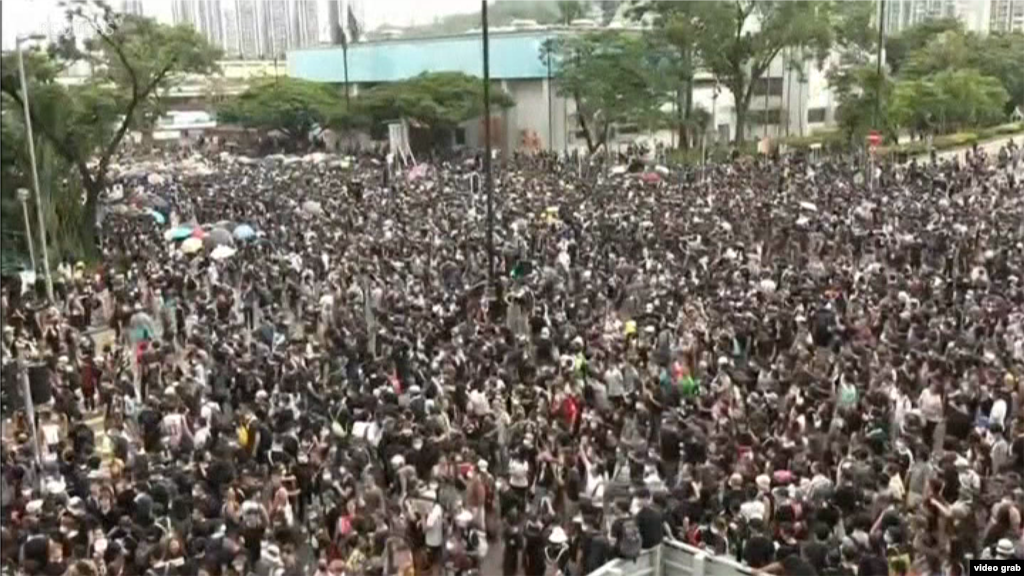 大會稱有11萬5000人參與香港沙田反送中遊行 (視頻截圖)