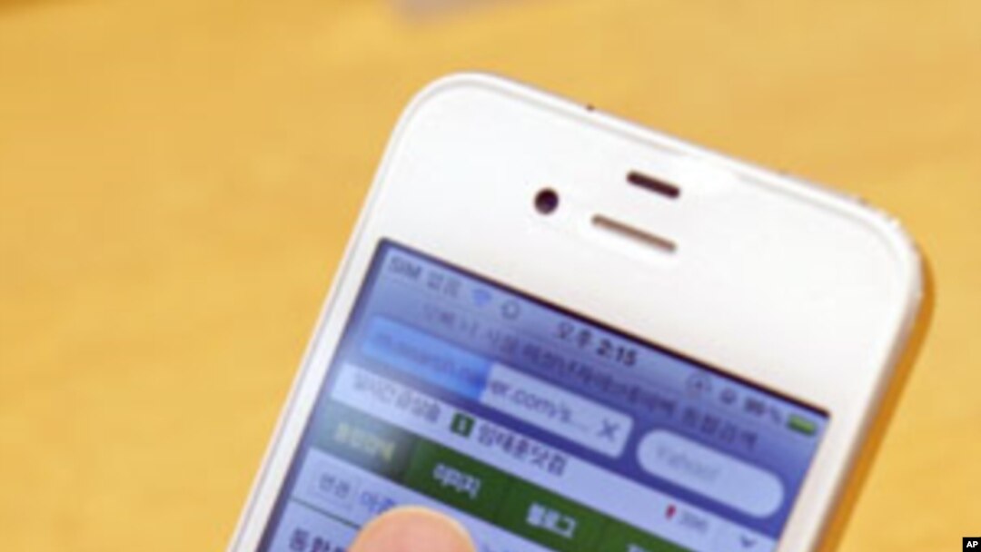 A woman uses an Apple iPhone 4 smartphone for Web surfing during a photo opportunity at an Apple store in Seoul, May 24, 2011