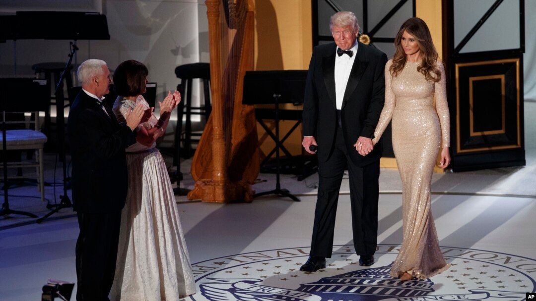 Potpredsednik Majk Pens i njegova supruga Keren aplaudiraju dok predsednik Donald Tramp i njegova žena Melanija dolaze na prijem i večeru za donatore 19. januara 2017. 