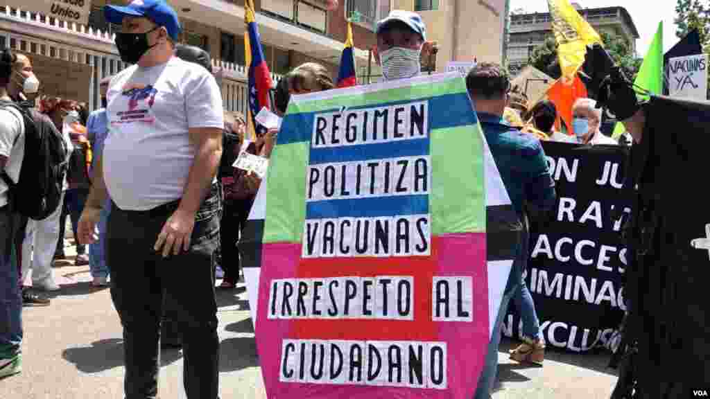 Personajes que han acompañado los llamados a la calle en distintos momentos también asistieron a esta convocatoria. Fue el caso del conocido como el "señor del Papagayo". Caracas, Venezuela. Abril 17, 2021. Foto: Álvaro Algarra - VOA.
