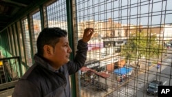 El inmigrante ecuatoriano Neptali Chiluisa mira afuera de una estación de tren el 25 de octubre de 2021 en Nueva York. Chiluisa, estuvo detenido una semana con su hijo de 14 años, y confesaba incertidumbre sobre la posibilidad de obtener estatus legal.