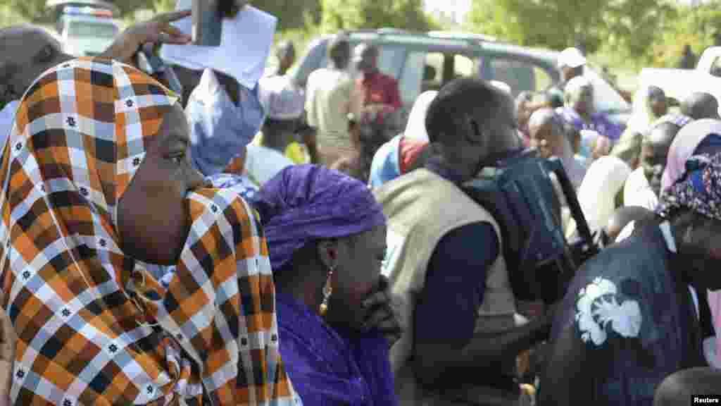 Iyayen da ‘yan uwan ‘yan matan da aka sace suna maida jawabi a taron da suka yi da gwamna jihar Borno, a Chibok, jihar Borno, 22 Afrilu 2014.