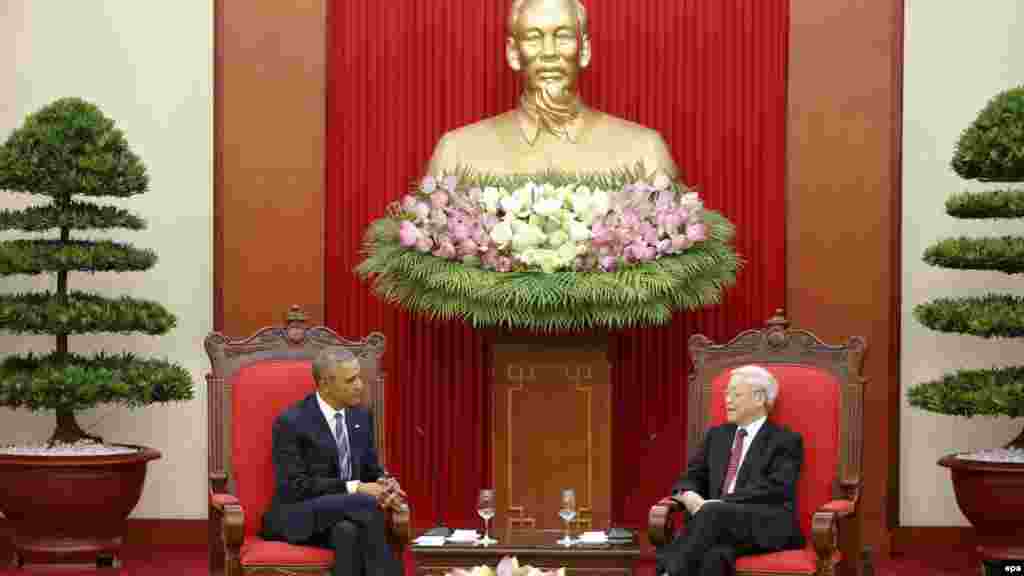 Shugaba Obama tare da sakatare janar din jam'iyyar 'yan gurguzu ta Vietnam, Nguyen Phu Trong.