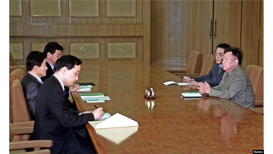 10일 한국 국가정보원장으로 내정된 서훈 전 국정원 3차장은 두 차례 남북정상회담 등 다수의 대북 공식, 비공식 접촉을 진행했으며, 김정일 북한 국방위원장을 가장 많이 대면한 인물로도 꼽힌다. 사진은 2005년 6월 정동영 당시 통일부 장관이 김정일 국방위원장과 면담할 때 배석한 서 후보자. 왼쪽 뒤 얼굴이 일부 가려진 인물이 서 후보자다.