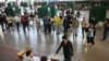 Una fila de electores esperan su turno para votar en un referendo para una nueva Constitución en Santiago de Chile, el 17 de diciembre de 2023.