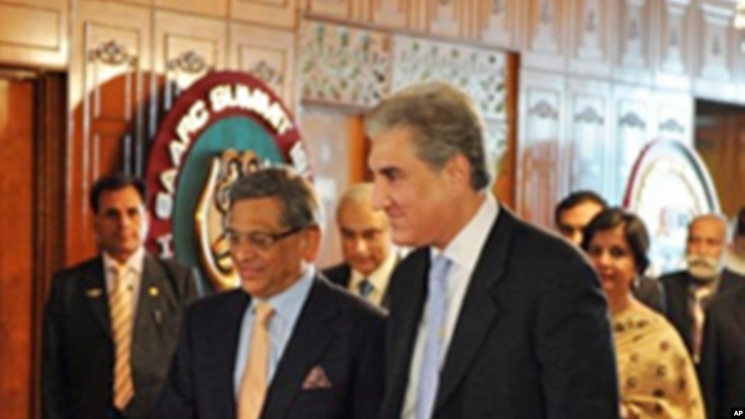 Pakistan's Foreign Minister Shah Mehmood Qureshi, right, walks with his Indian counterpart S.M. Krishna, left, as they arrive for talks in Islamabad, 15 July 2010