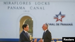 El Secretario de Estado de Estados Unidos, Marco Rubio, y el administrador de la Autoridad del Canal de Panamá, Ricaurte Vásquez, conversan durante un recorrido por las esclusas de Miraflores en la Ciudad de Panamá, el 2 de febrero de 2025.