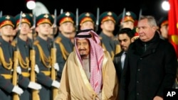 Mfalme Salman (C) na Naibu Waziri Mkuu wa Russia, Dmitry Rogozin (R).