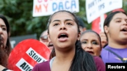 지난 1일 미국 로스앤젤레스 연방정부 청사 앞에서 ‘불법체류 청년 추방 유예(DACA)' 제도를 지지하는 시위대가 폐지를 반대하는 시위를 벌이고 있다.