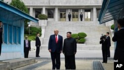 El presidente de EE.UU. Donald Trump y el líder de Corea del Norte Kim Jong Un posan para una fotografía en el lado norcoreano de la zona desmilitarizada entre las dos Coreas, el domingo 30 de junio de 2019.