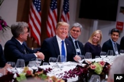El presidente Donald Trump, durante una cena con líderes empresariales europeos en Davos, Suiza. Enero 25 de 2018.