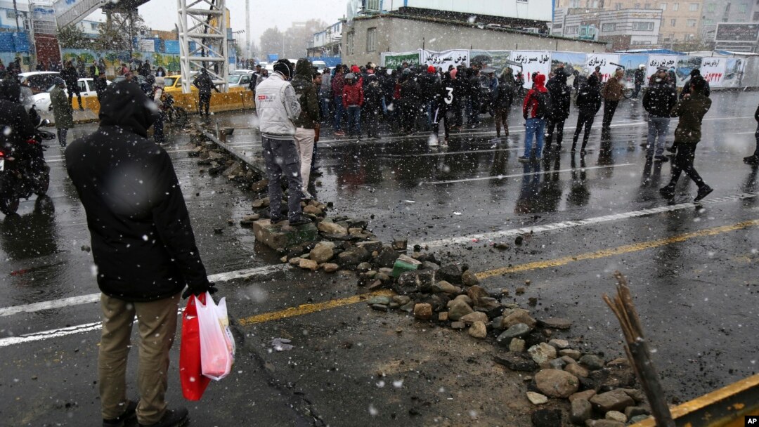 Manifestantes en Irán bloquean calles y caminos después de que las autoridades aumentaron los precios de la gasolina en noviembre de 2019.
