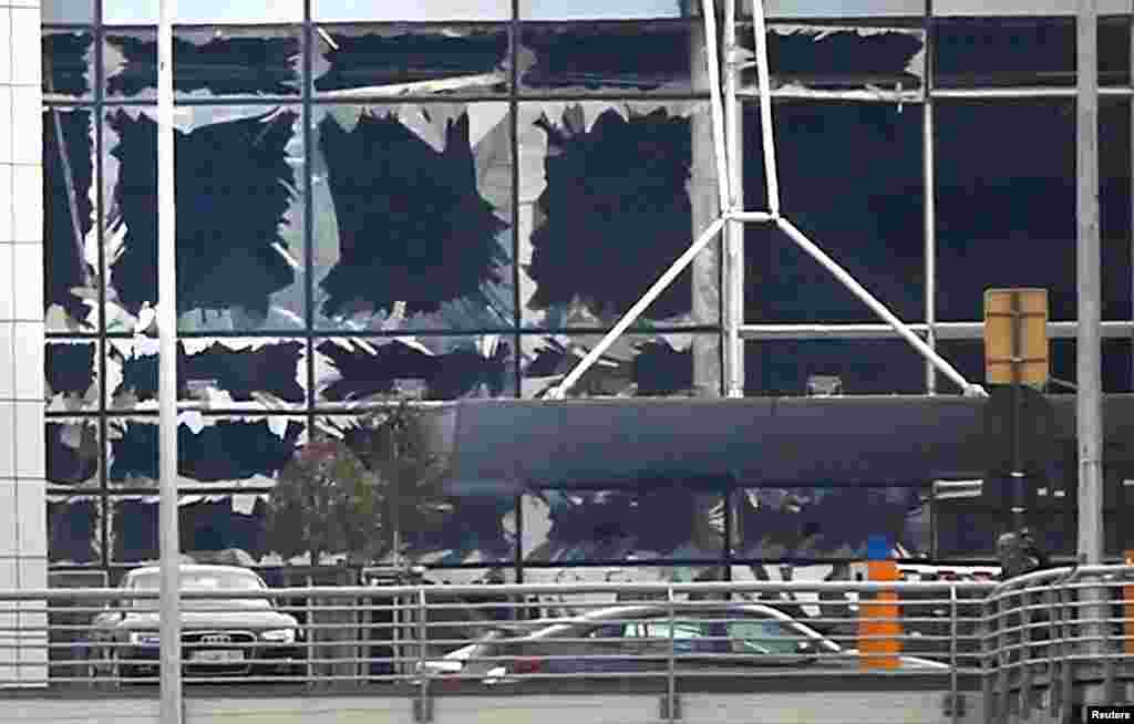 布魯塞爾國際機場爆炸現場被炸碎的窗戶。 (2016年3月22日)