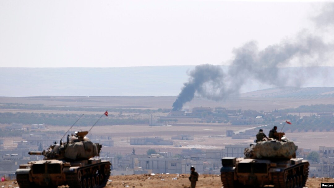 Suriye sınırında Kobani'deki çatışmaları izleyen Türk ordusuna bağlı tanklar